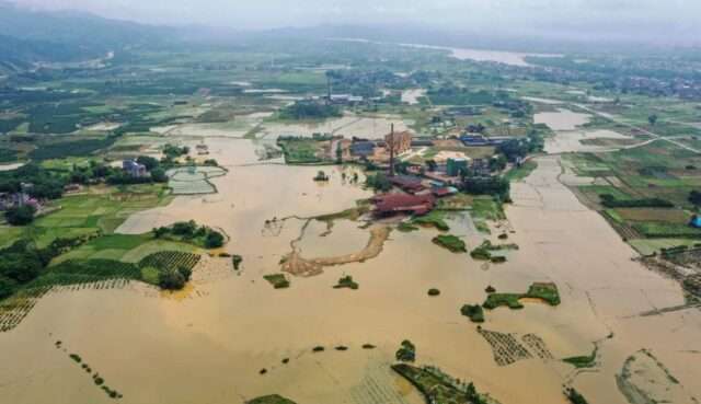 Reasons of record floods and heatwaves in China